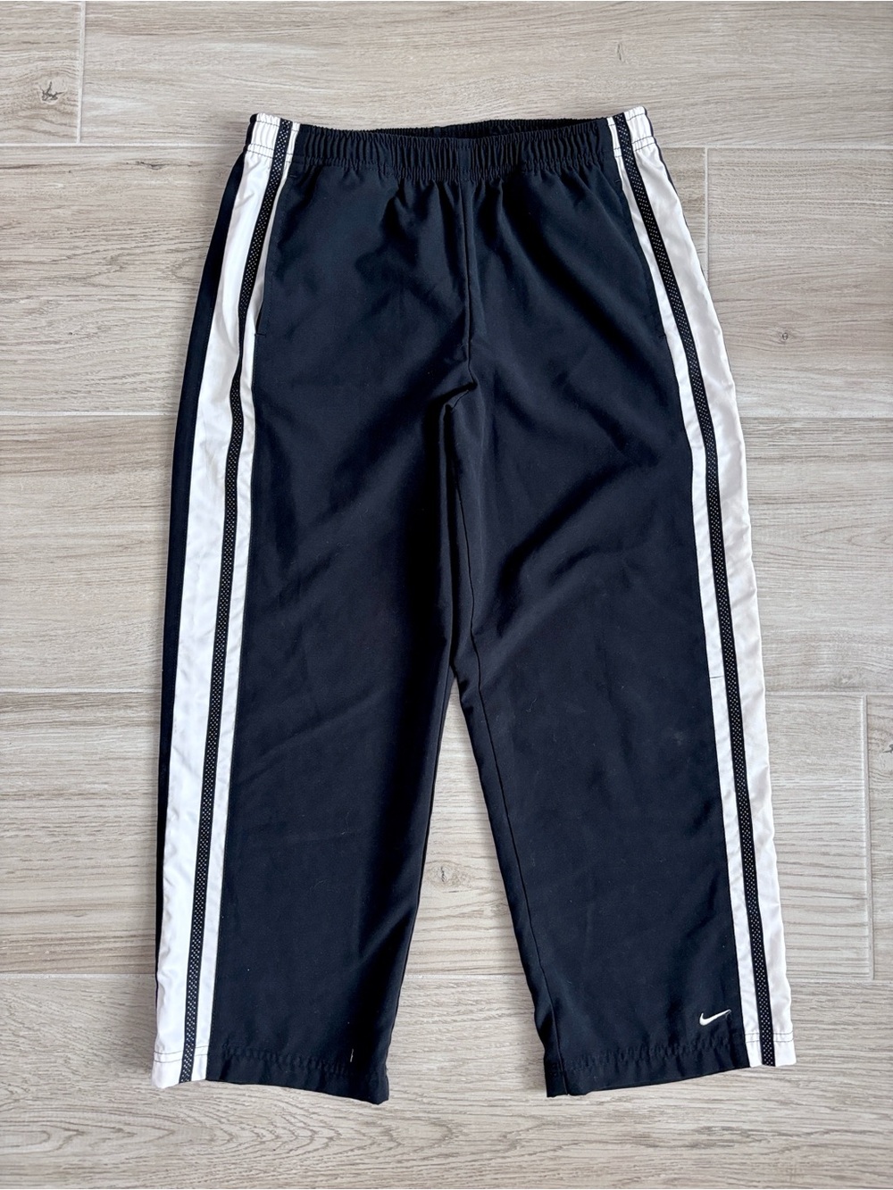 Nike Stripe Cropped Black Athletic Capri Pants Women’s Small